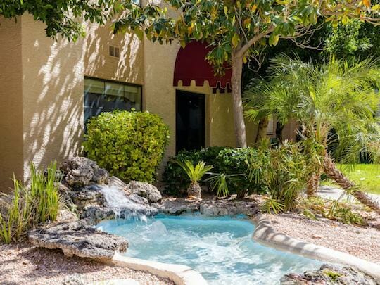 The Springs of Scottsdale Senior Independent & Assisted Living in Scottsdale, AZ pool courtyard